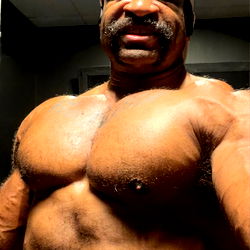 Bodybuilder Showcasing Muscle Definition | 💪🏽