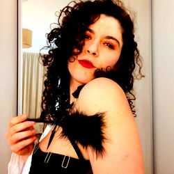 Kinky Eve's Elegant Look