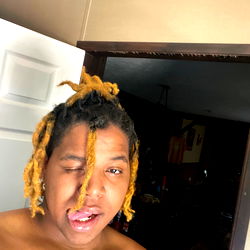 Dyxxe: An OnlyFans Model with Blonde Locks and a Sharp Tongue