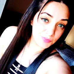 Ara Davalos, Paraguayan OnlyFans Model Poses for Selfie