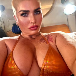 Fans of OnlyFans model Hot Step Mom sharing a selfie