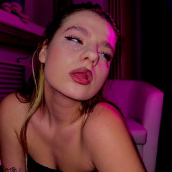 Darinips on OnlyFans, Showcasing Model Photos