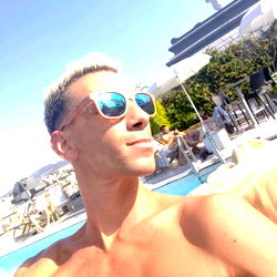 VIPXXL Relaxes Poolside