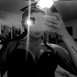 Tattedblondiee Shares a Mirror Selfie