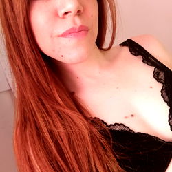 Skinny Alexa: A Model of Beauty and Confidence