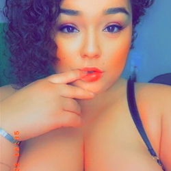 Anna Martinet: Glamour and Elegance