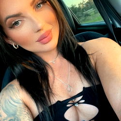 Amy Louise, the Vibrant Influencer on OnlyFans