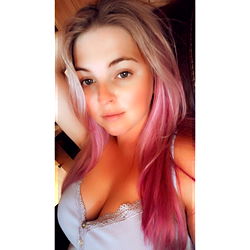 Lesley Wooten: A Stunning OnlyFans Model with Pink Hair and a Gorgeous Smile