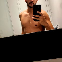 Melbourne Model Arabiansub in a Bathroom Mirror