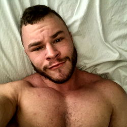 Davey Lennoxx: A Shirtless Model Moment