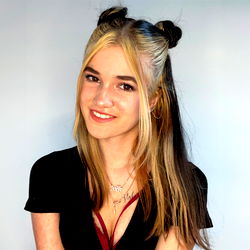 Model Lina, a captivating presence on social media