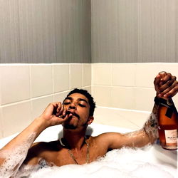 Model Chiatzo Andretti Relaxes in Bubbly Bath
