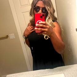 The massage Vixen from Seattle in a black outfit with sunglasses
