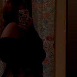 OnlyFans Model in Mirror