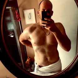 RyanHaugsjaa, an Onlyfans model, showcases a strong and fit physique in a bathroom mirror selfie. 