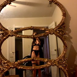 OnlyFans Model Daddysgirl Sharing Mirror Selfie