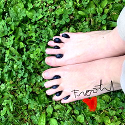 Frooty Footsies with Chic Mani