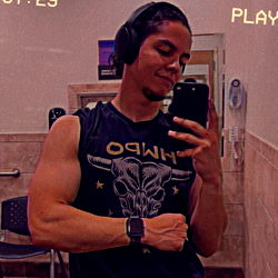 Strong Fitness Model Spency in Gym