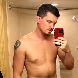 FeelingRandy Shows Off Shirtless