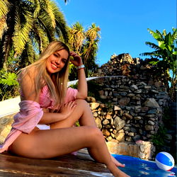 Rossy 💖, enjoying the sun at the pool