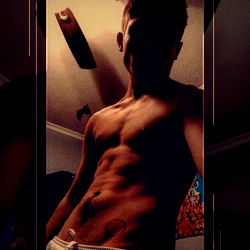 Michigan Model Hxnry Shows Off Abs in Gym