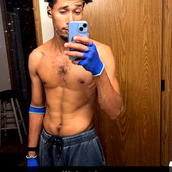 Onlyfans model 'BigBoi199608' showcases his dedication to fitness with shirtless selfie