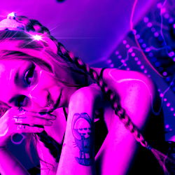 Lucy ☆ - A Purple Night Vibe