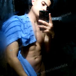 Mauricio Ariel, a fitness influencer from Argentina, shares his physique in this mirror selfie.