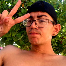 Edan Maison on OnlyFans, posing for a selfie in the sun