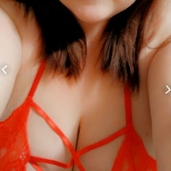 OnlyFans Model Thickchick Posing in Red Lingerie