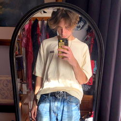 Model Posing in a Mirror with a Phone