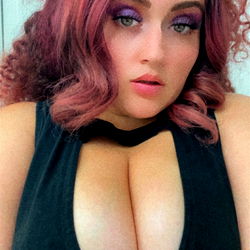 Peachredmess - OnlyFans Model