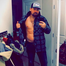 OnlyFans Model Snapper in a Mirror Selfie