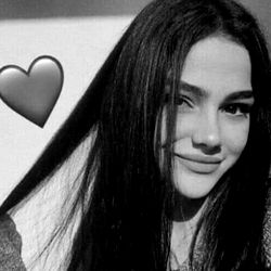 Jessy Cabrera Coimbra, a Model from Bolivia with Heartfelt Expression