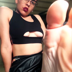 Model in Onlyfans Advertising