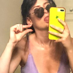 Ah, hai! Checkin' w/ this fabulous shot of yours truly, Ahhhnnaliese! 🌟