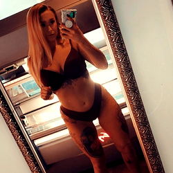 Karsyn: Onlyfans Model Posing for Promotional Photo