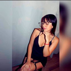 Abril's Chic and Sensual Style