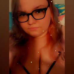 Red-eyed Vixen's Sizzling Selfie