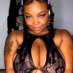 Striking OnlyFans Model Izziimontana, 28-year-old, from Miami FL