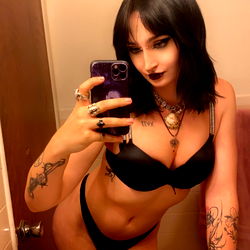 OnlyFans Model Solvie <33, Gender: Female, Age: 28