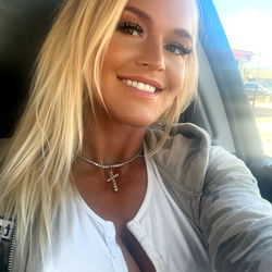 BlondeBaby27 in Car Selfie