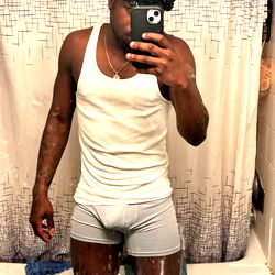 Tae da Freak: A Moment in Bathroom Intimacy