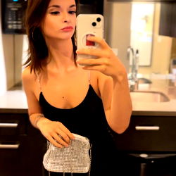 Ronnie 🍒, Canadian Model Shares Her Life on OnlyFans