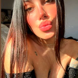 Onlyfans Model in Glamorous Outfit