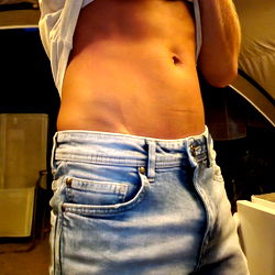 Chast Guy XXX's Ripped Abs Showcased on OnlyFans