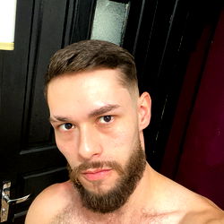 Onlyfans Model MNX: Sharing a Moment in the Gym