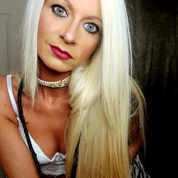 Juliet - Stunning OnlyFans Model with Blonde Hair and Blue Eyes