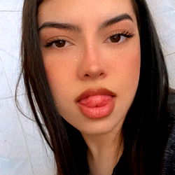 Uruguayan Model 𝒮𝑜𝓁 in OnlyFans, showcasing her beauty and personality