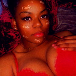 OnlyFans Model Adelleee: Glamour & Style